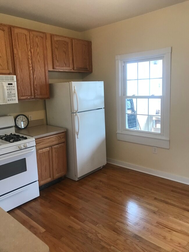 Kitchen - 929 Avery Ave