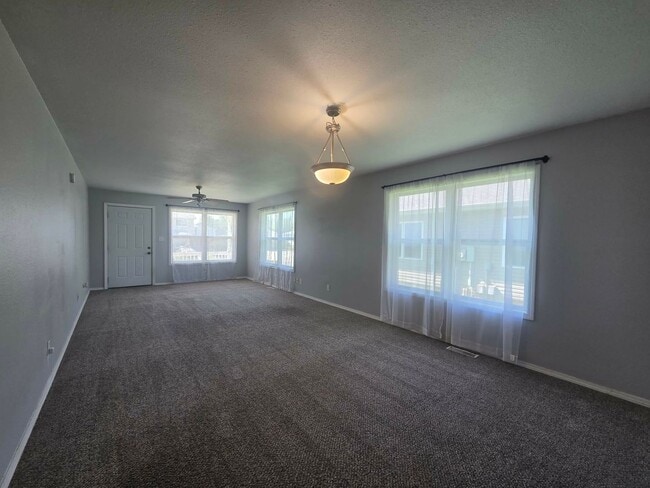 Foto del edificio - 906 Whitetail Ct