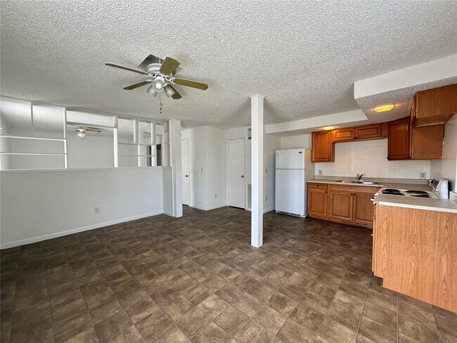 Building Photo - 1125 N Valderas St