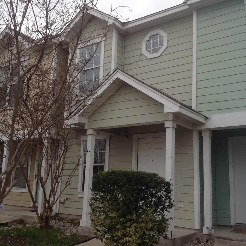 19 Autumn Pass San Antonio Tx 78245 Townhouse For Rent In San Antonio Tx Apartments Com