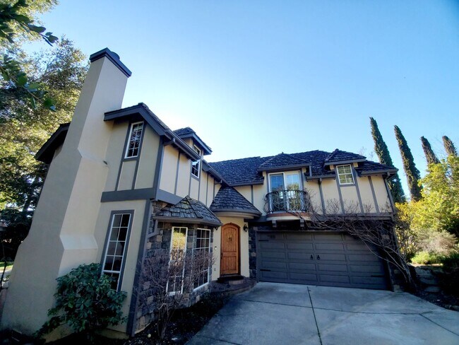 Foto del edificio - Elegant Woodside Tudor Home