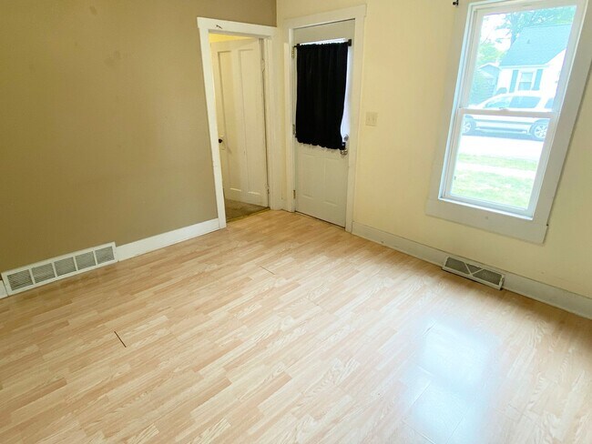 Foto del edificio - 4-Bedroom, 1 Bath Southeast Side Single Fa...