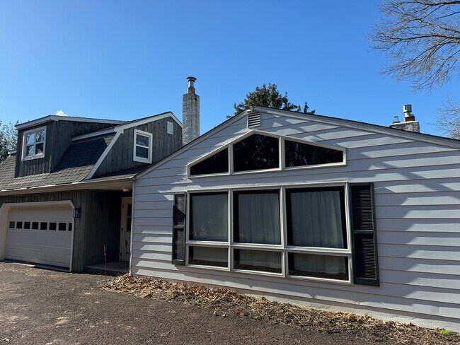 Building Photo - Franconia 3 Bedroom 3.5 bath Rancher with ...