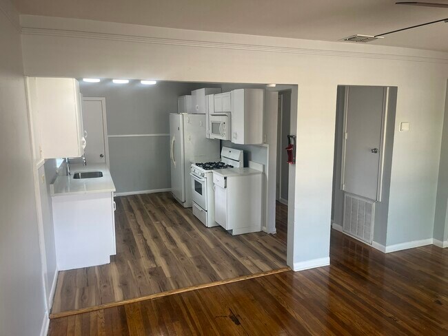Foto del edificio - 404 Storeywood Dr