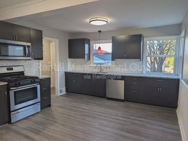 Building Photo - 1093 Breen St