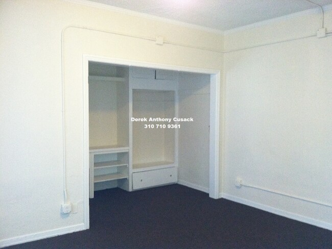 Building Photo - 425 S Grand View St