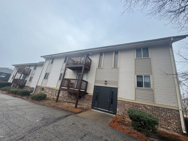 Building Photo - Large 1 Bedroom Apartment Available!