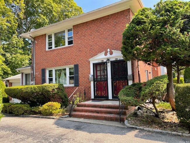 Foto del edificio - 107 Searingtown Rd