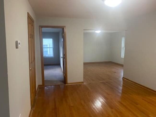 Building Photo - 4 bedroom 2 bath home in Lemont.
