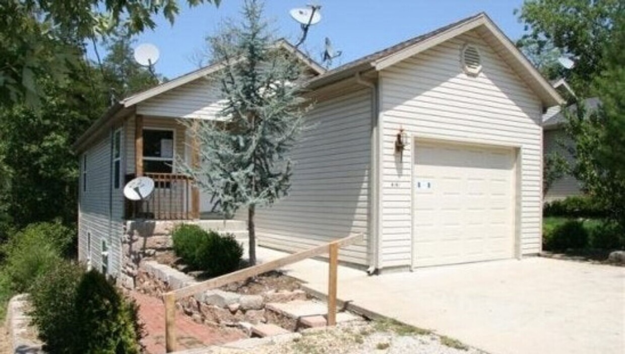 Foto principal - Very Nice 3 Bedroom Basement Home with spa...