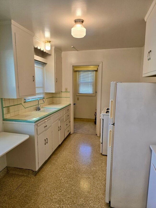 Foto del edificio - Downstairs one bedroom apartment available in Four-Plex!