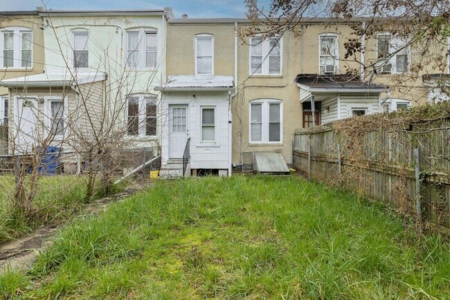 Foto del edificio - 3 Bedroom with Fenced in Rear Yard