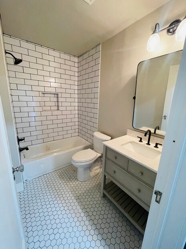 ¡Baño impresionante! - 2538 NW 21st St