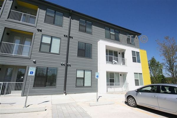 Building Photo - 2900 Manor Rd