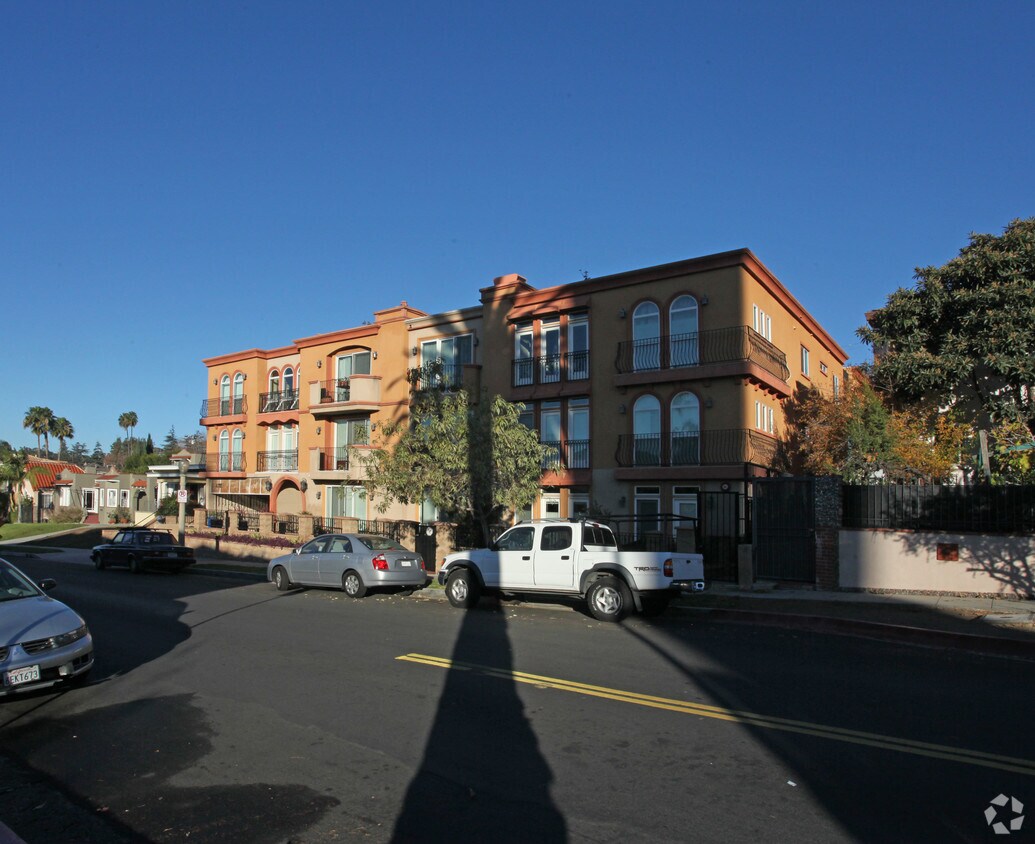 Primary Photo - 4705 Ambrose Ave