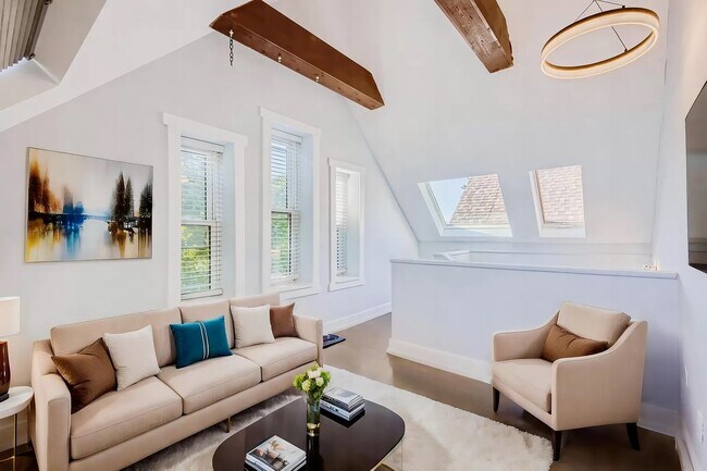 Building Photo - 1816 N Wood St