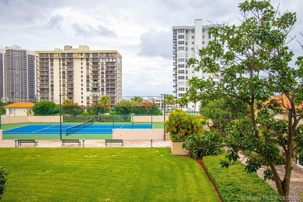 Foto principal - 3020 NE 32nd Ave