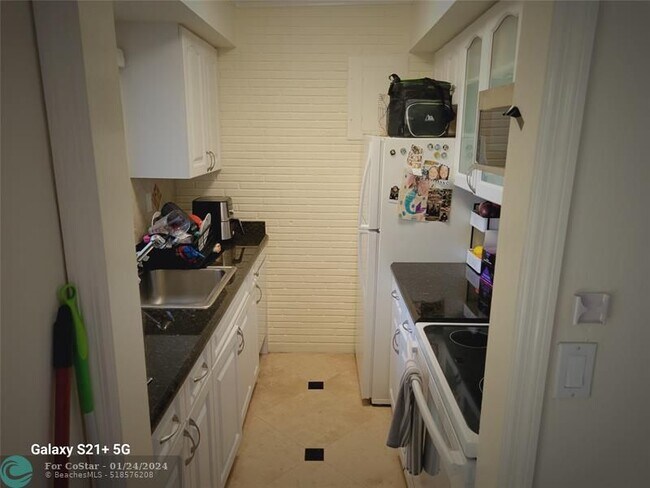Building Photo - 4320 Sea Grape Dr
