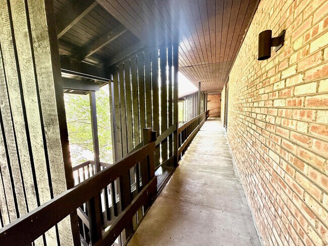 Building Photo - 1617 Maple Terrace