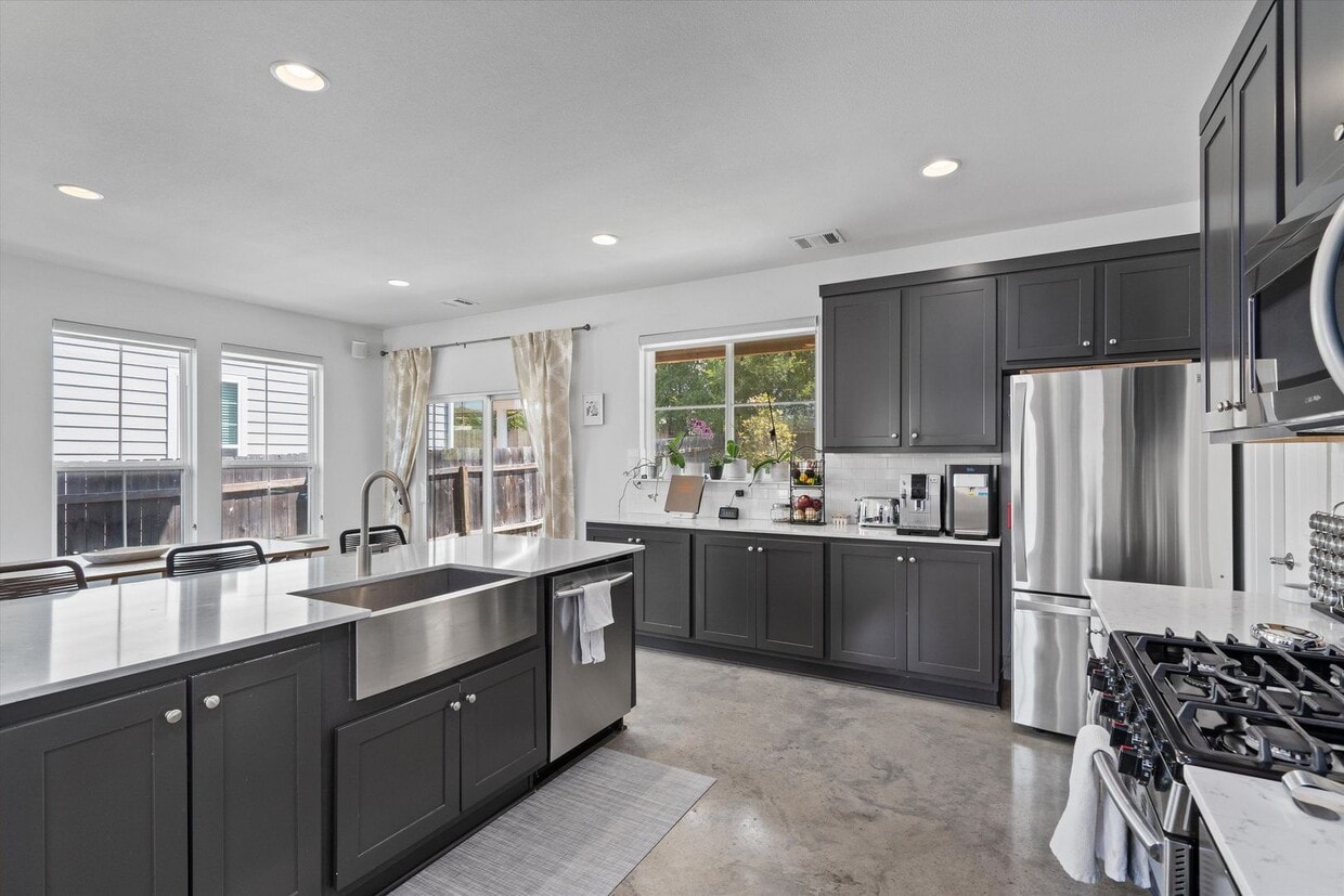 Primary Photo - Spacious East Austin Home for Rent