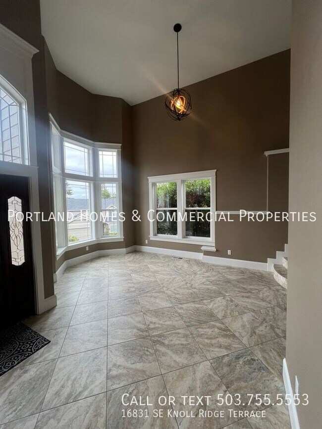 Foto del edificio - Milwaukie 4-Bedroom Home on Corner Lot, Sp...