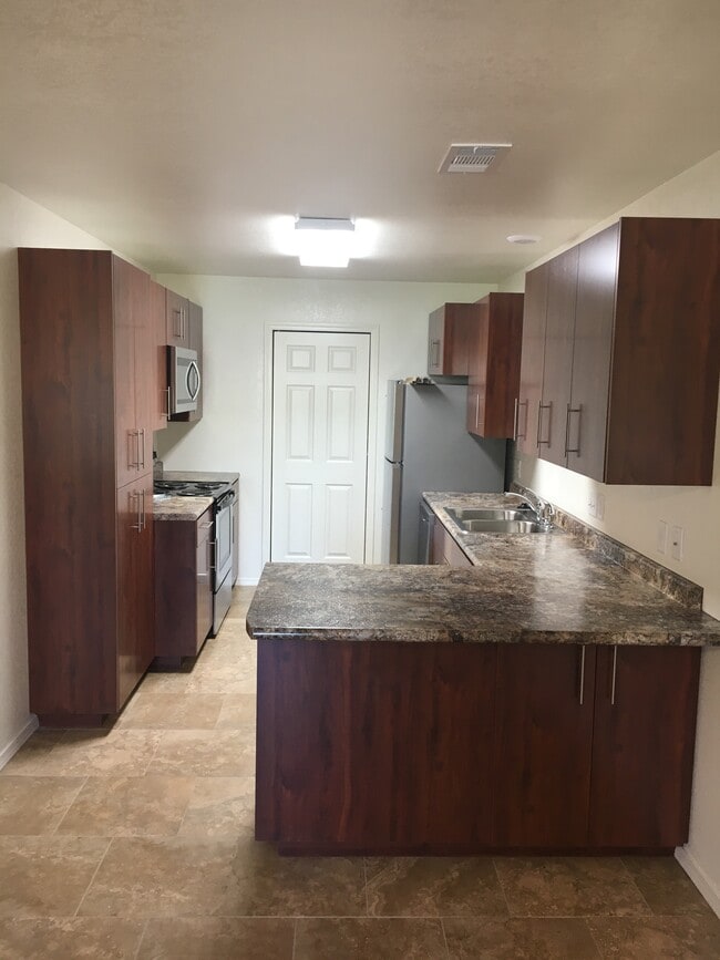 KITCHEN - 1073 N Erie Ave