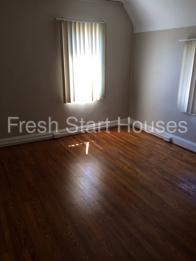Building Photo - 114 Ferris Ave