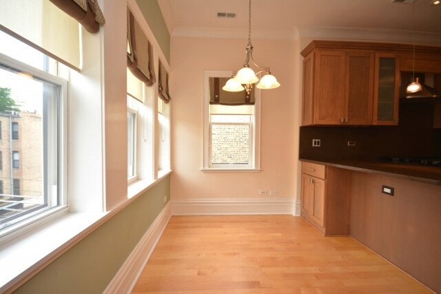 Building Photo - 745 W Briar Pl