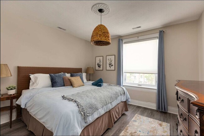 Photo du bâtiment - 1364 Queen St E