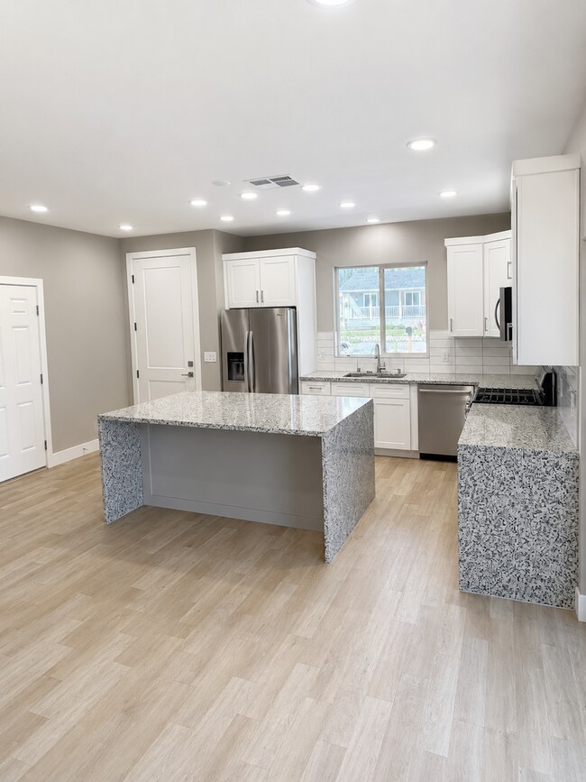 Foto del edificio - Paradise Home on Cul-de-Sac – Tall Ceilings, Designer Finishes & Upgraded Garage