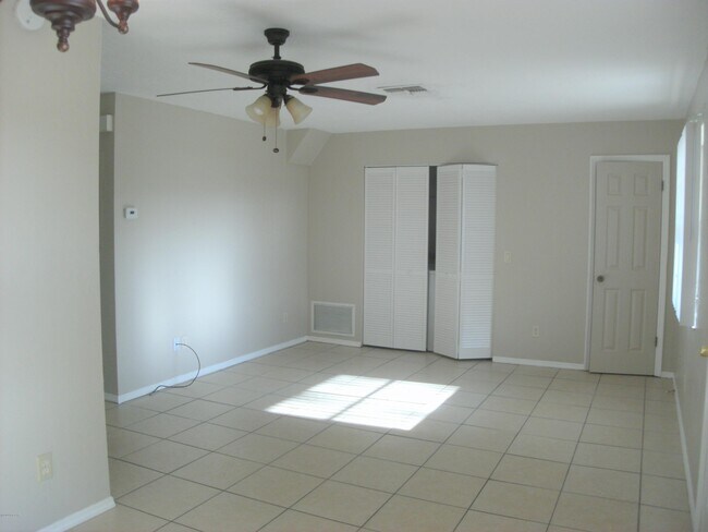 Building Photo - 2927 India Palm Dr