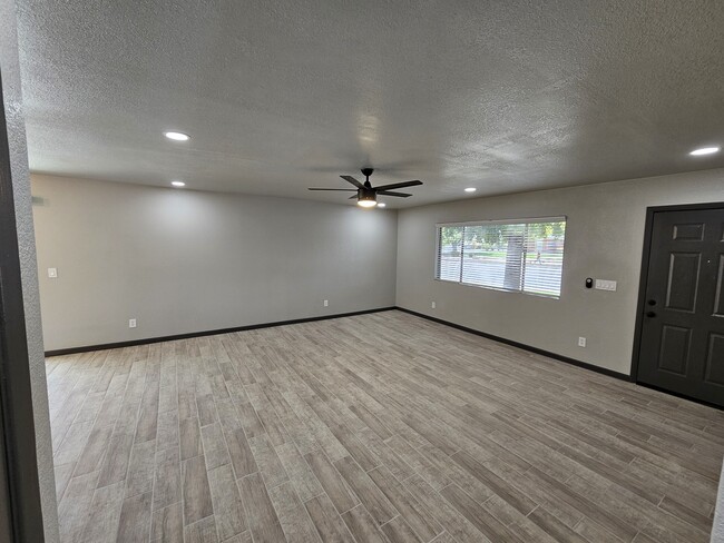 Building Photo - 860 E Brown Rd