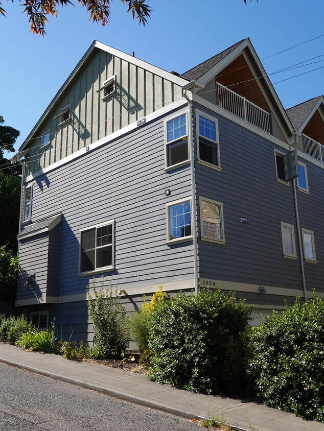 Primary Photo - 4 Bedroom Townhouse Blocks from Seattle Un...