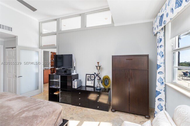 Foto del edificio - 6917 Collins Ave