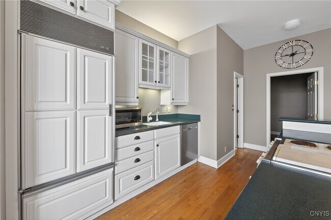 Building Photo - 526 Plum St