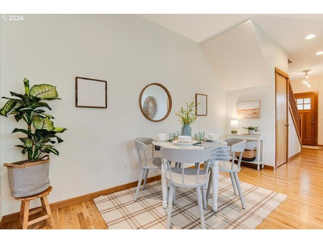 Foto del edificio - Charming 3-Bed, 2.5-Bath Townhome with Private Patio, Open Floor Plan, and Prime King Neighborhoo...