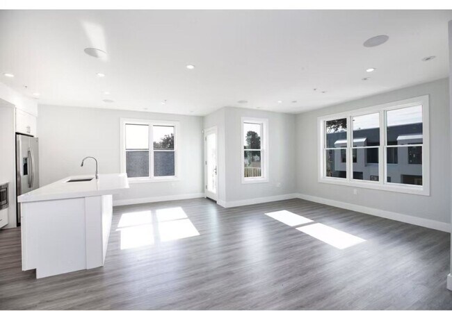 Foto del edificio - Stunning 2 Bd 1.5 Bath with Garage Parking...