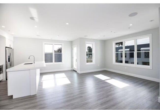 Building Photo - Stunning 2 Bd 1.5 Bath with Garage Parking...
