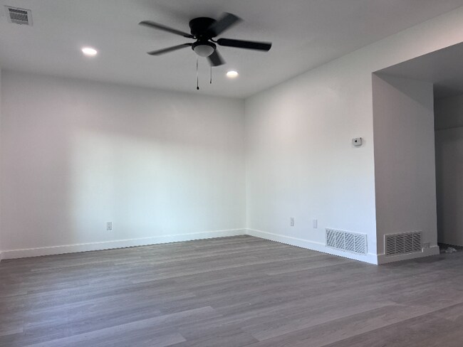 Foto del edificio - 10079 Sparrow Ave