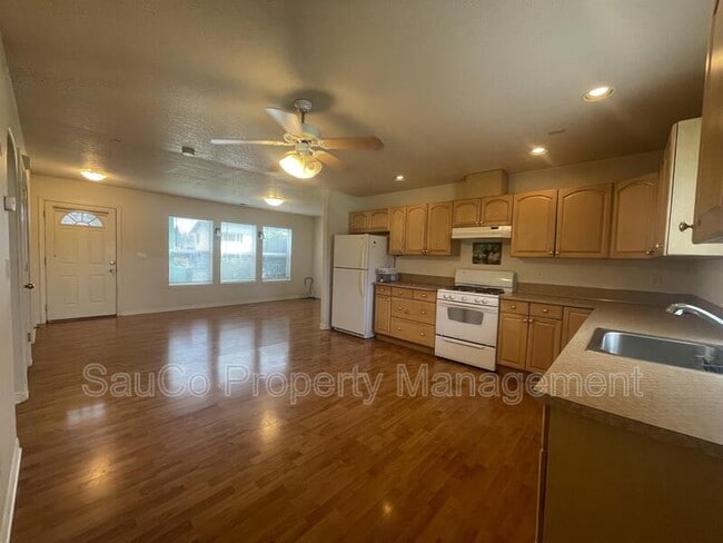 Building Photo - 1449 N Ivy St