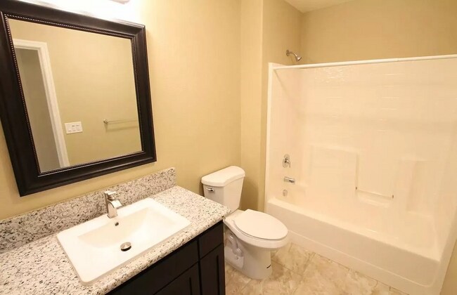 Building Photo - 909 Gladys Way