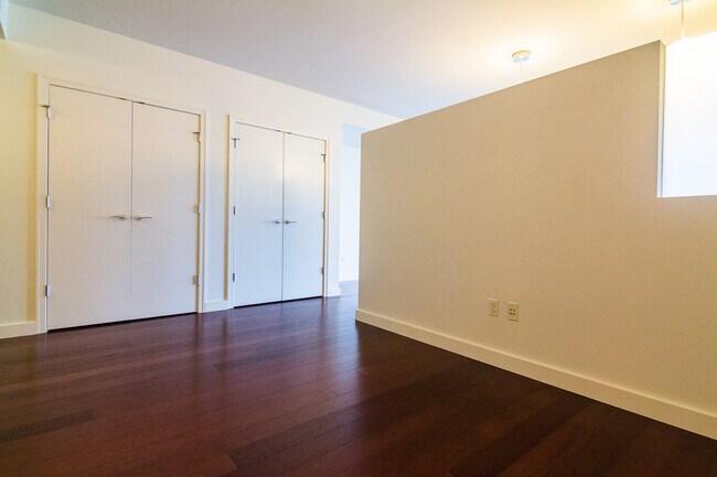 Dos armarios en el dormitorio. - 3601 SW River Pkwy