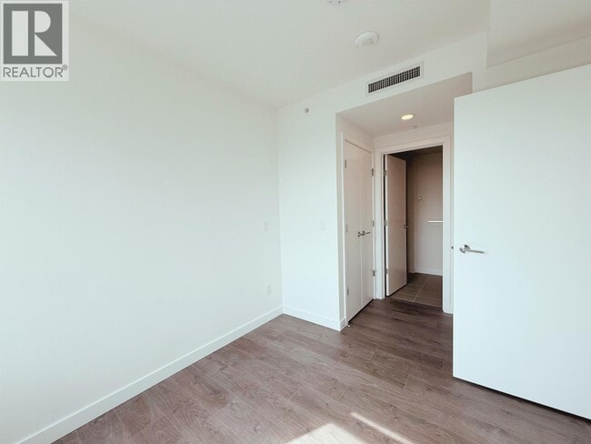 Building Photo - 6468 Willingdon Ave