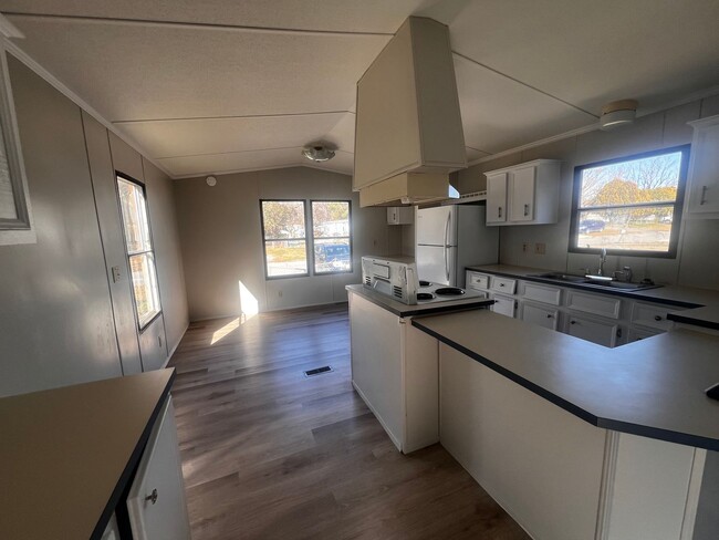 Building Photo - Cute 2 bedroom 2 bath mobile home that is located close to the Camp Lejeune Main Gate, beaches, s...