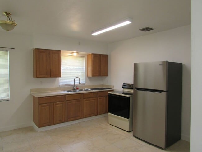 Building Photo - LOVELY 2 BEDROOM SINGLE FAMILY HOME IN CLE...