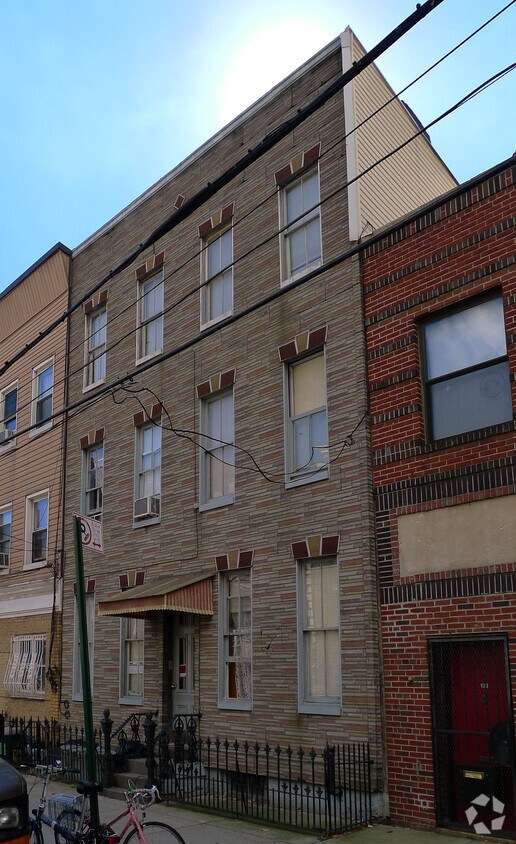 Primary Photo - 132 Dupont St