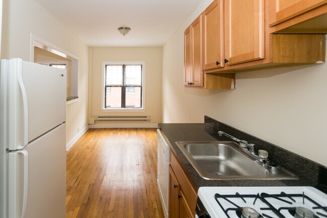 Building Photo - 619 W Cornelia Ave