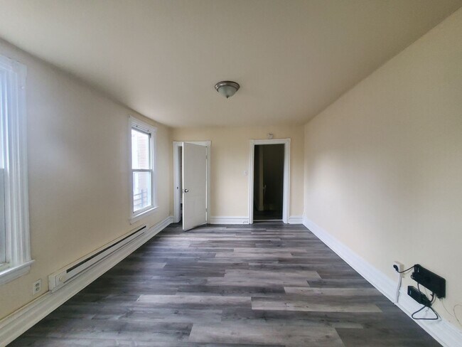 Building Photo - 347 N 7th Street