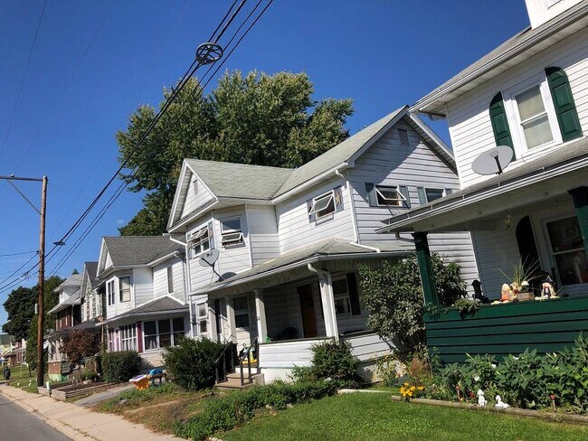 Building Photo - 216 N 9th St