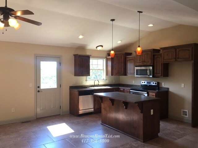 Foto principal - Fresh New Look - 4BR 21/2 Bath